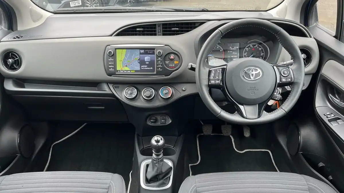 2017-toyota-yaris-15-vvt-i-icon-tech-111bhp-1497cc-big-4