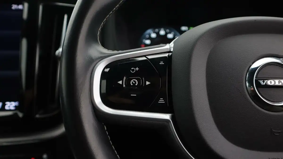 2021-volvo-xc60-20-b5-r-design-awd-big-24