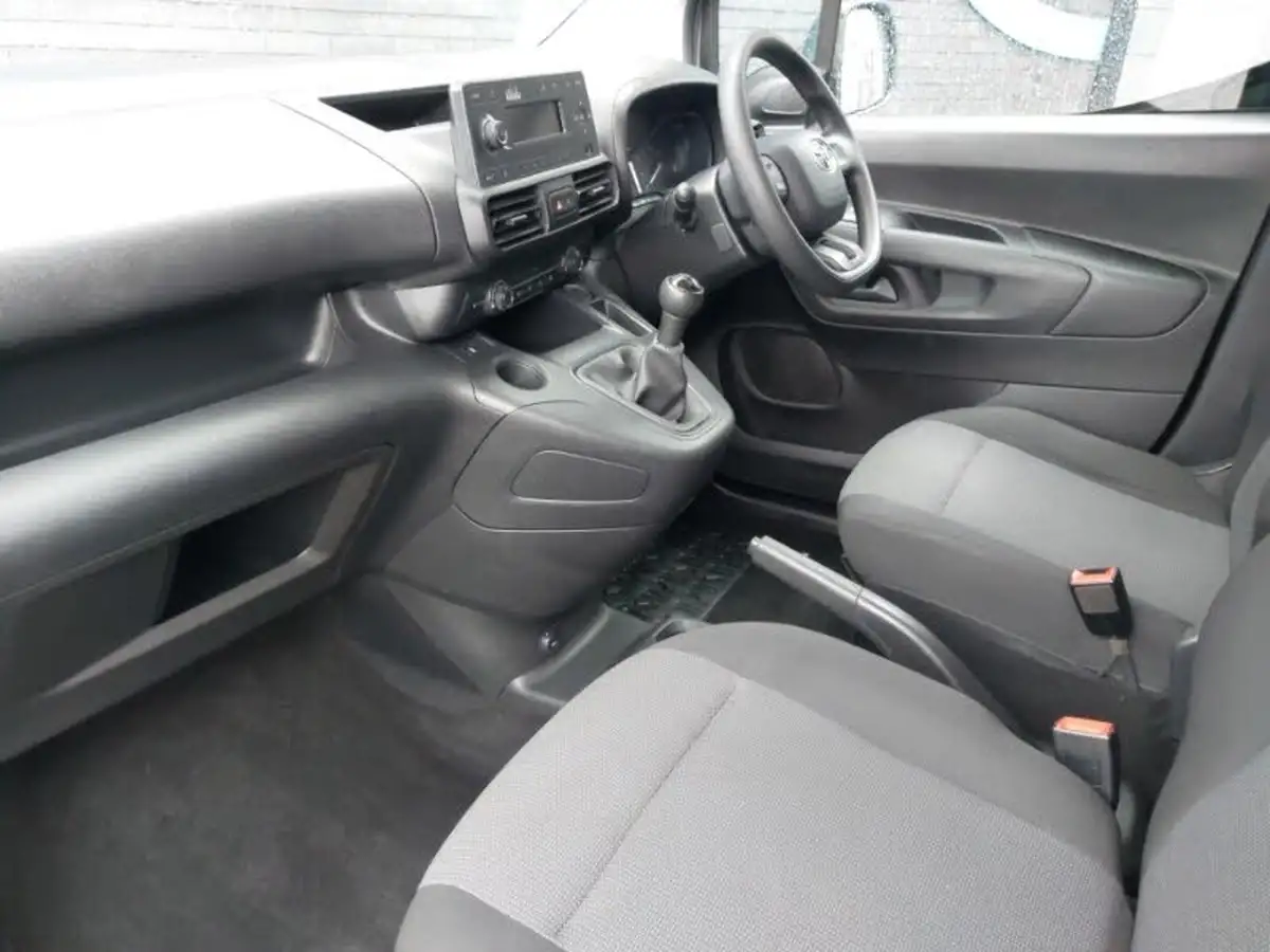 2021-toyota-proace-city-15d-active-100hpeu6dt-e-big-4