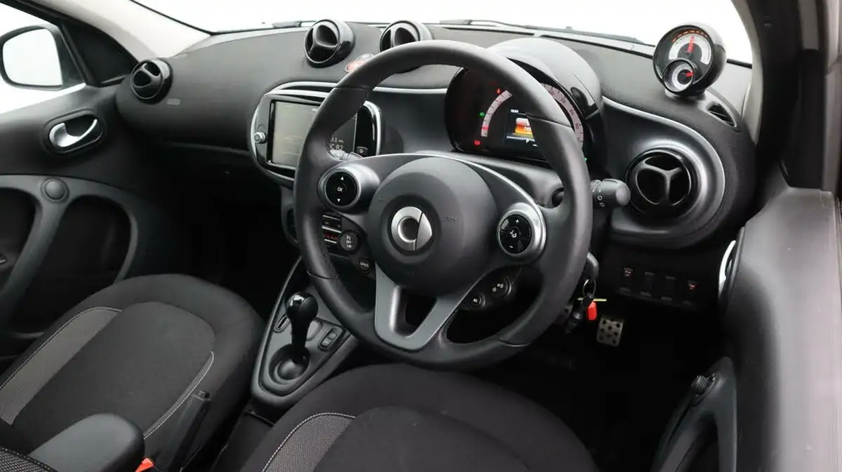 2021-smart-forfour-eq-premium-big-9