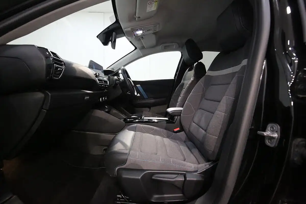 2022-citroen-c4-e-shine-big-24