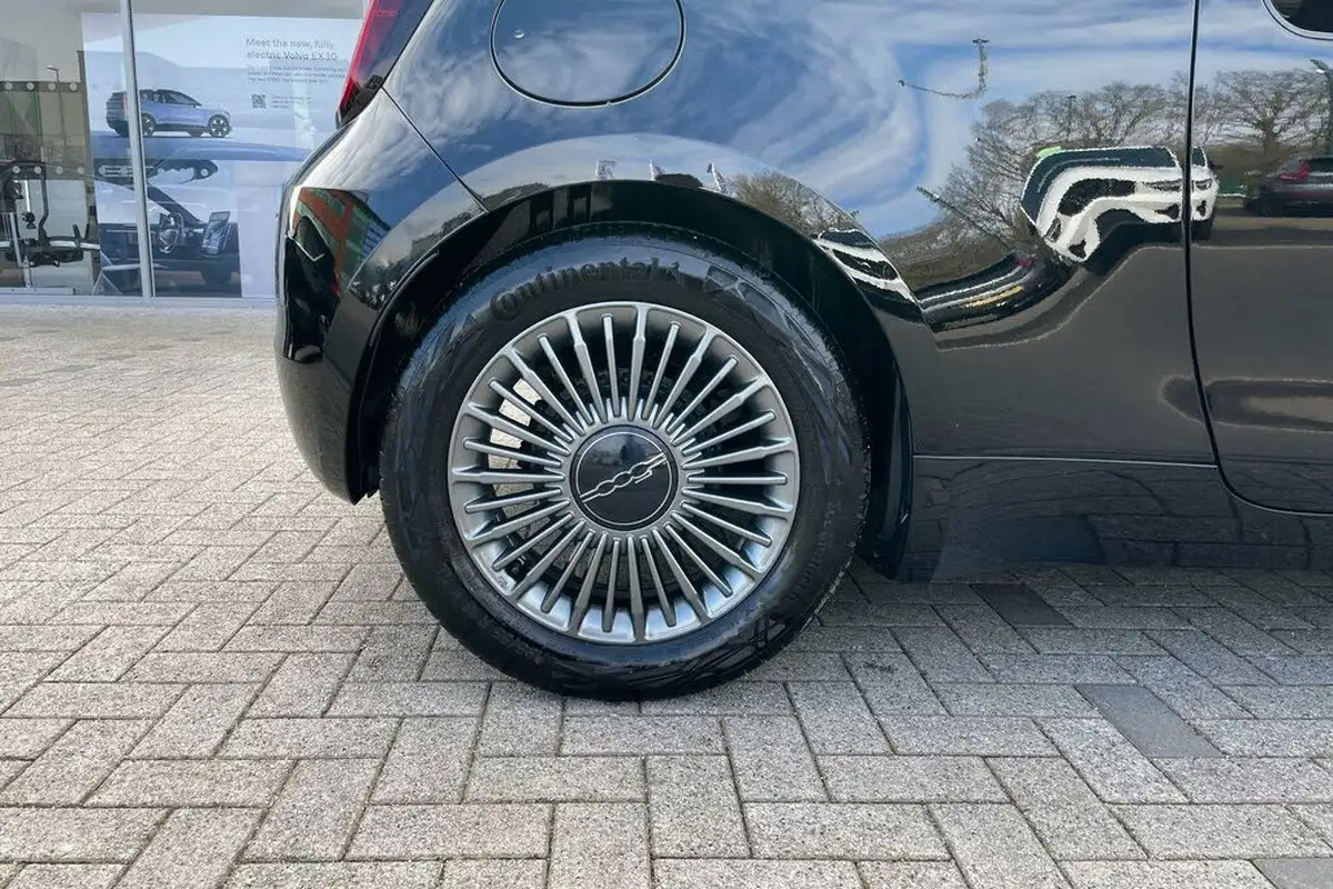 2022-fiat-500-e-action-big-12