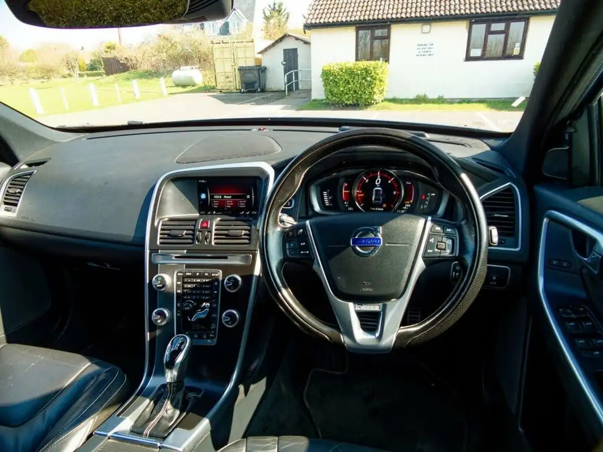 2015-volvo-xc60-24td-d4-r-design-lux-190bhp-nav-ss-geartronic-big-18