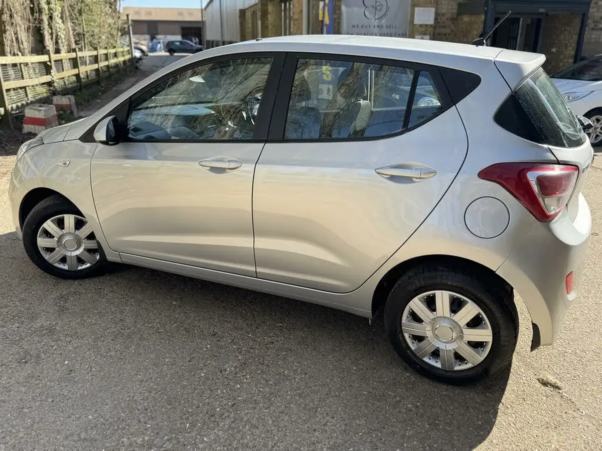2015-hyundai-i10-10-se-big-14