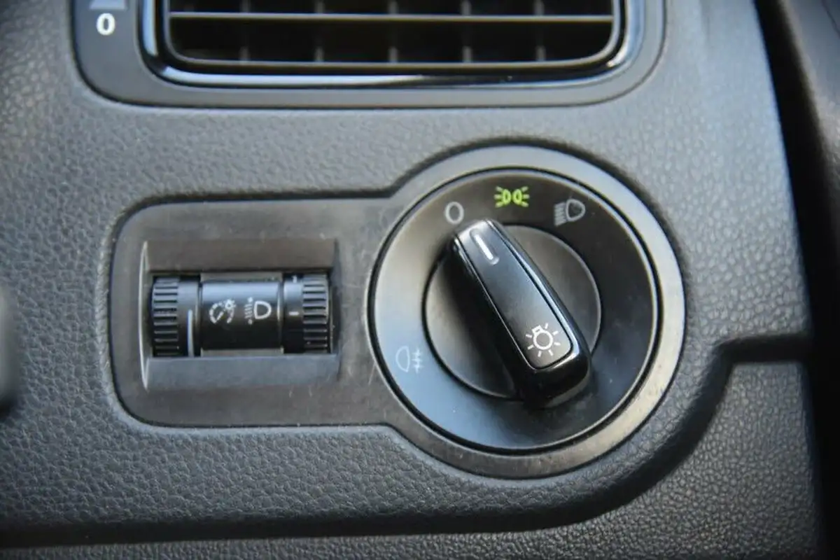 2010-volkswagen-polo-12-s-5d-big-32