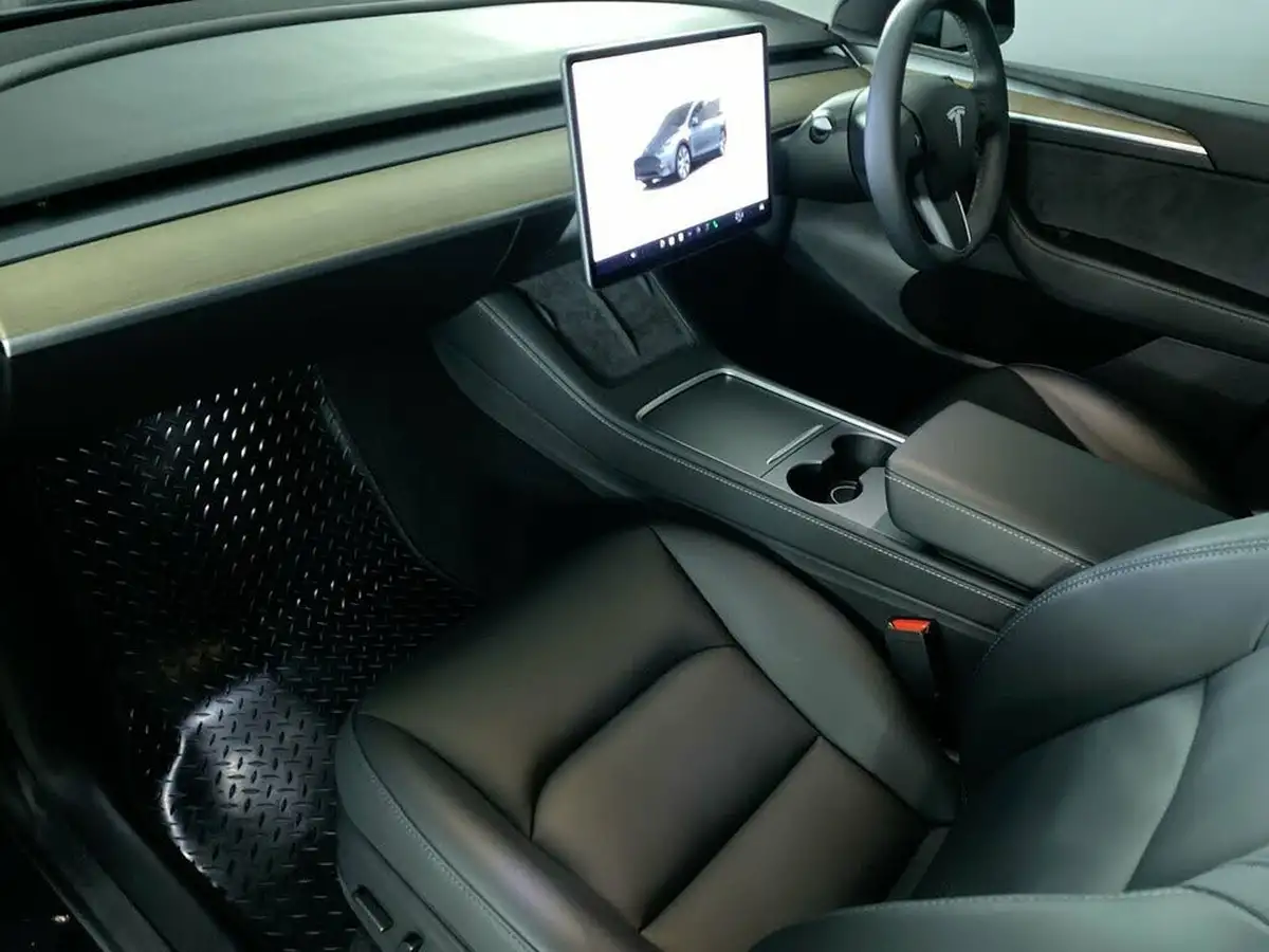 2022-tesla-model-y-e-long-range-big-16