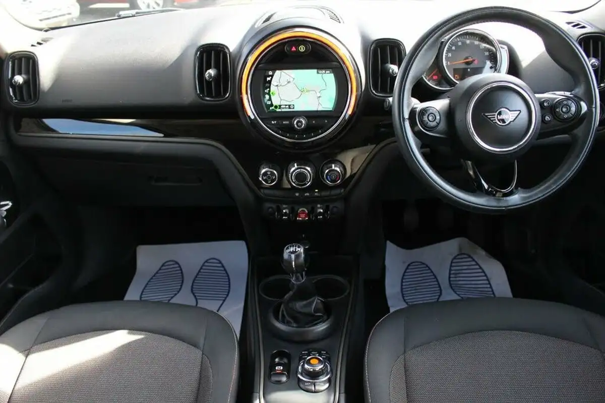 2019-mini-countryman-15-cooper-classic-big-4