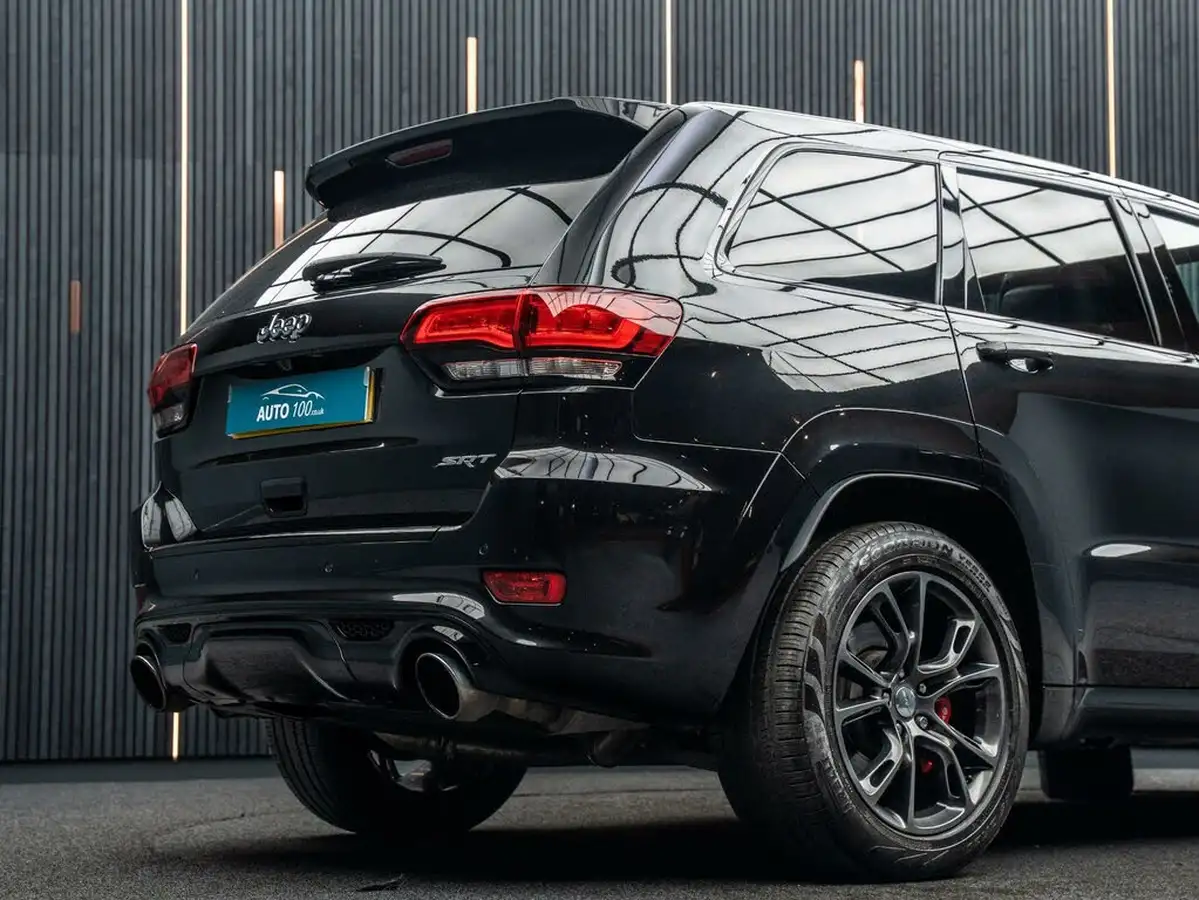 2017-jeep-grand-cherokee-64-hemi-srt-big-21