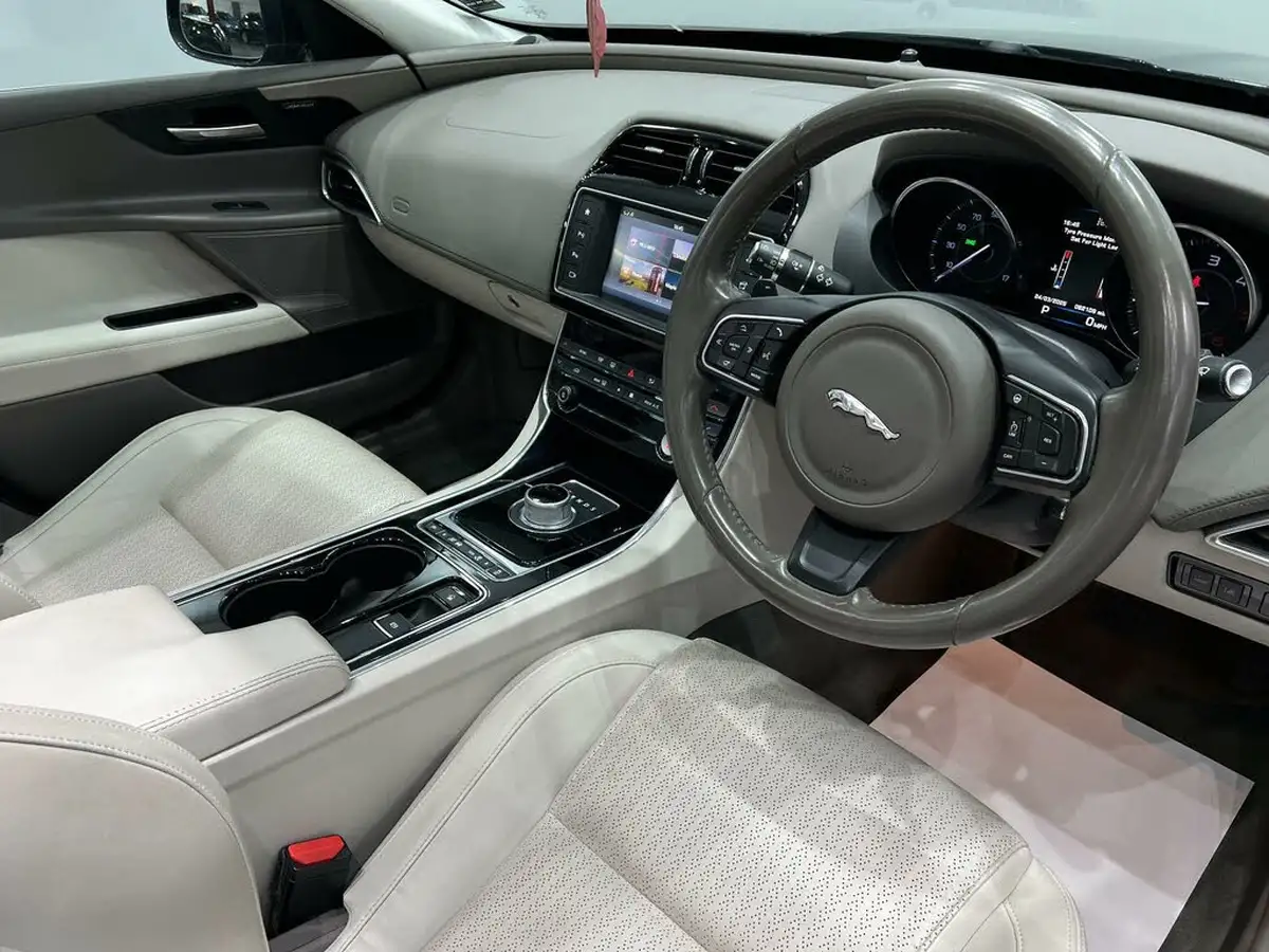2015-jaguar-xe-20td-portfolio-180ps-auto-big-21