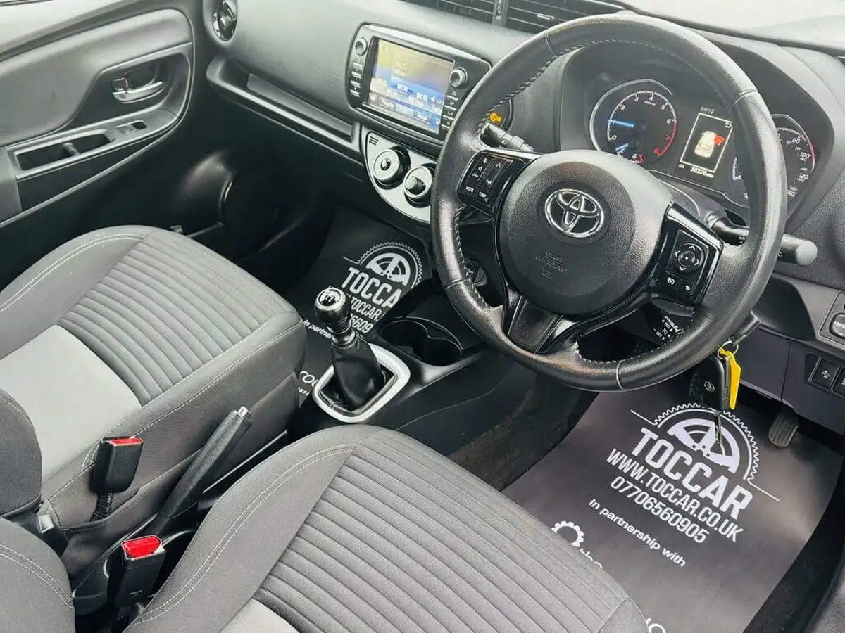 2017-toyota-yaris-15-vvt-i-design-panoramic-roof-1497cc-big-9
