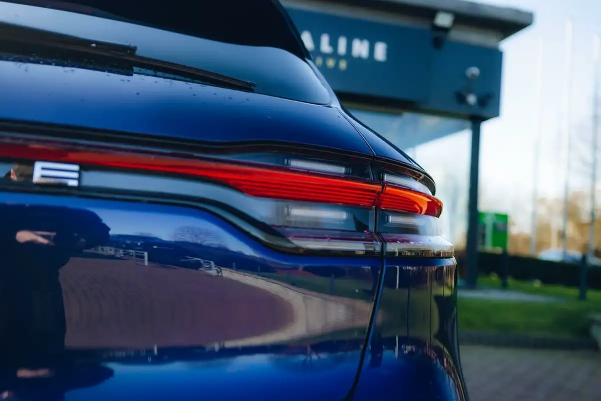 2022-porsche-macan-20-big-18