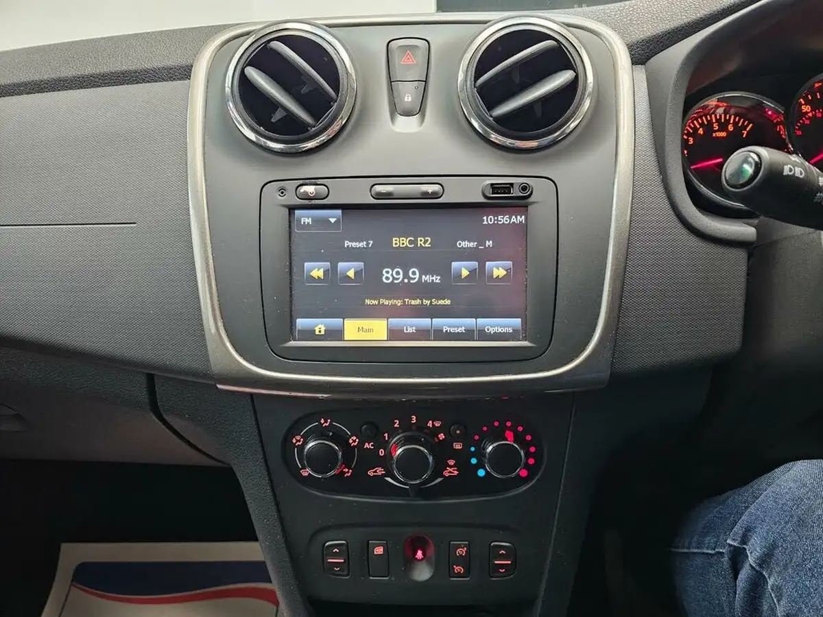 2014-dacia-sandero-stepway-09-laureate-big-17