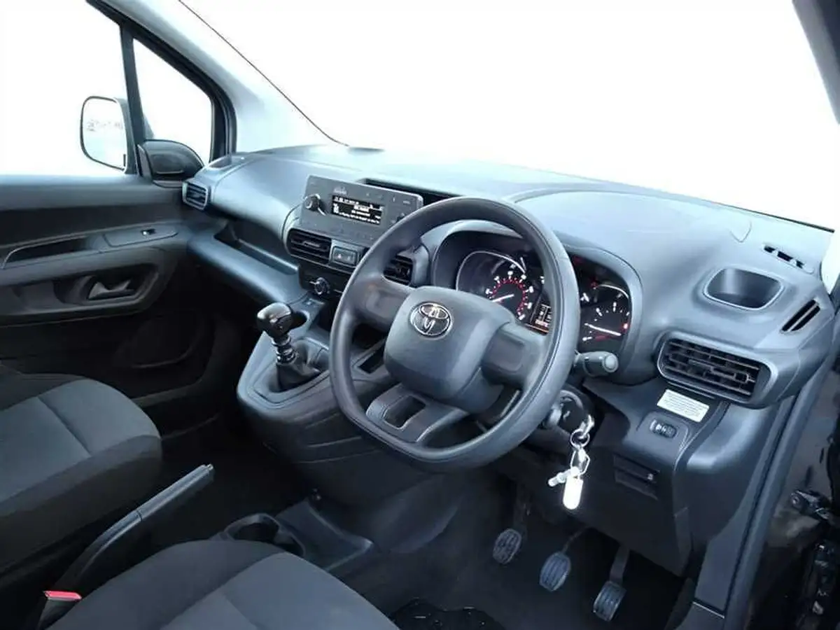 2022-toyota-proace-city-15d-active-big-9