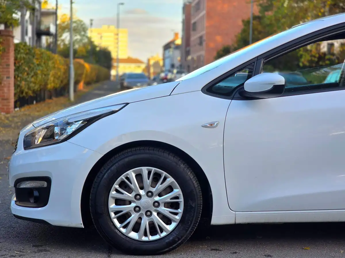2016-kia-ceed-16crdi-1-hatchback-big-17