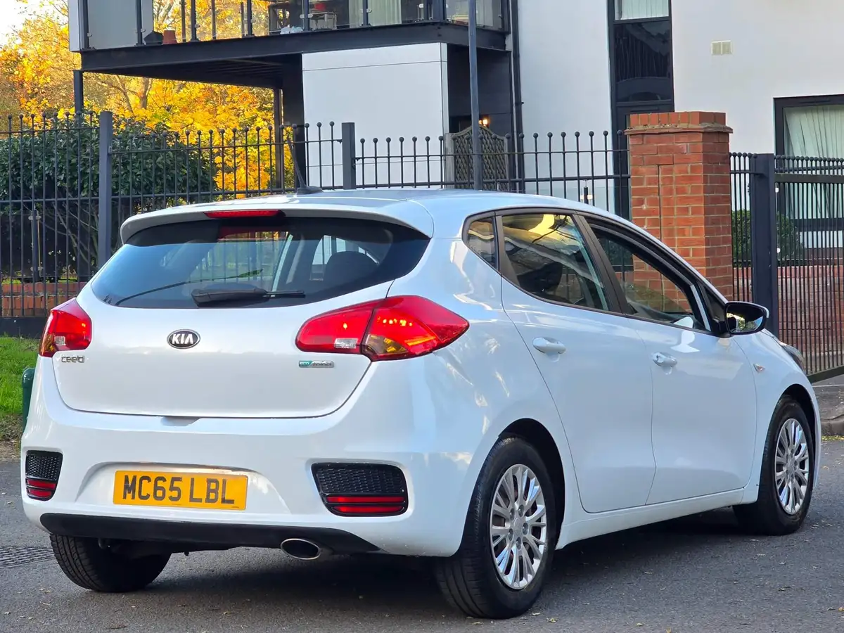 2016-kia-ceed-16crdi-1-hatchback-big-45