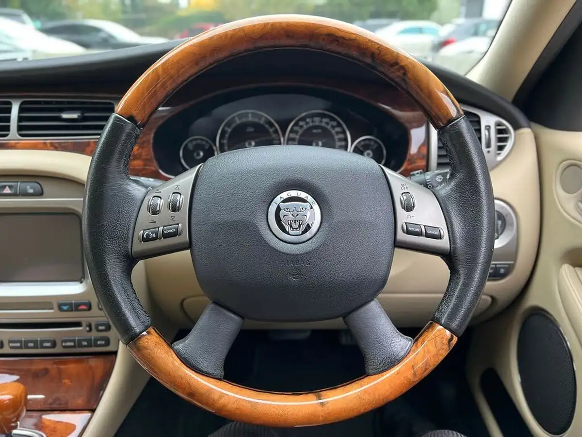 2009-jaguar-x-type-20-sovereign-saloon-big-5