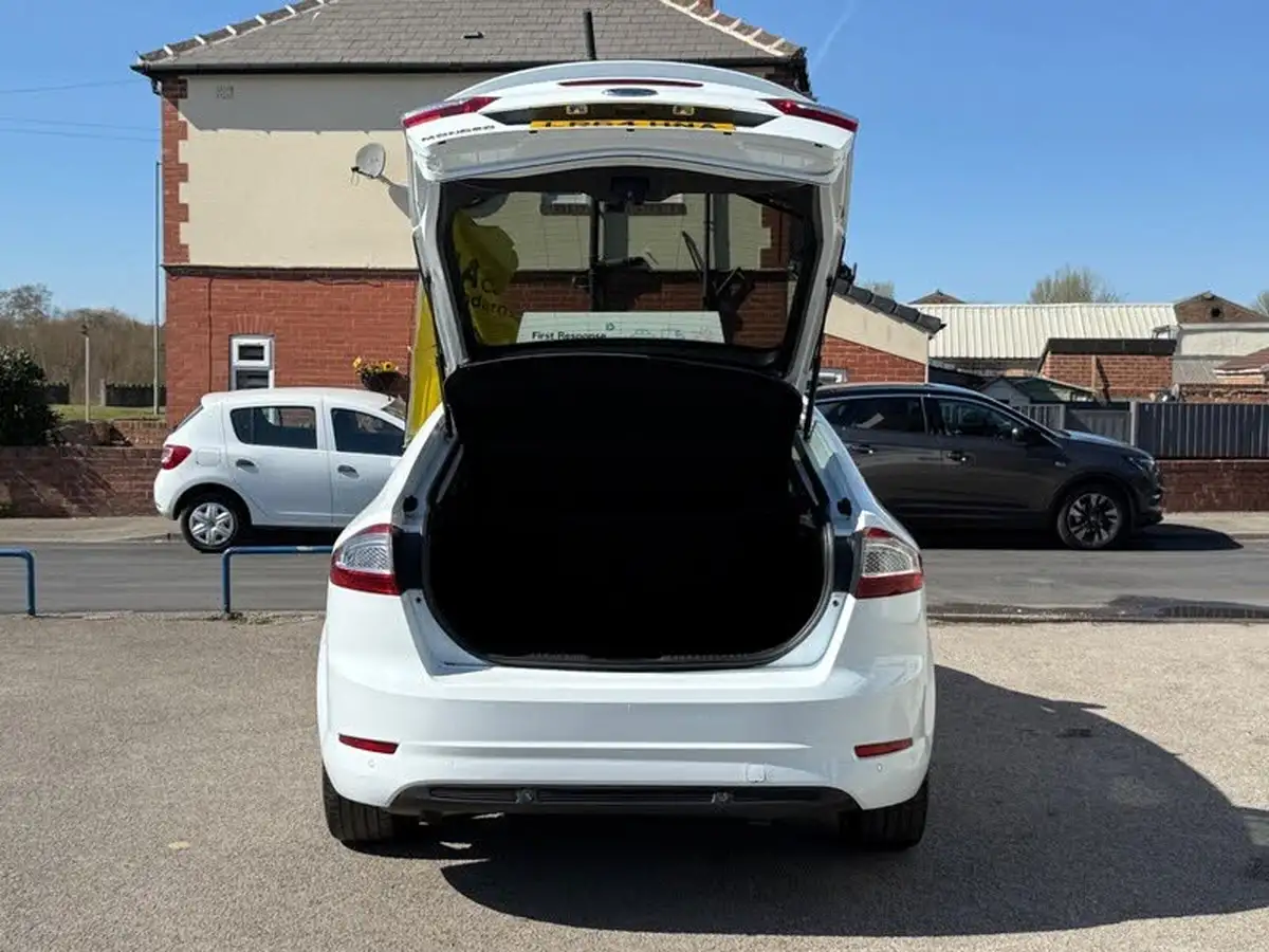 2013-ford-mondeo-16td-zetec-business-hatchback-big-10