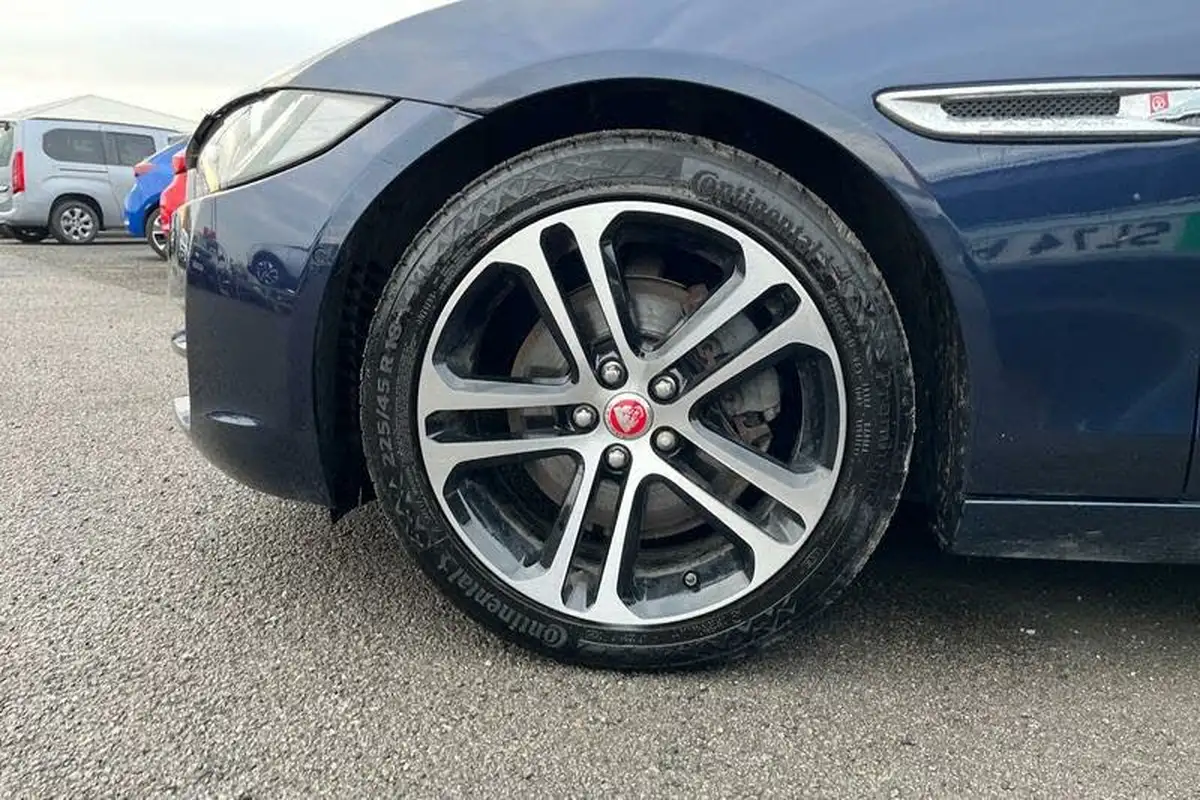 2015-jaguar-xe-20td-portfolio-180ps-auto-big-8