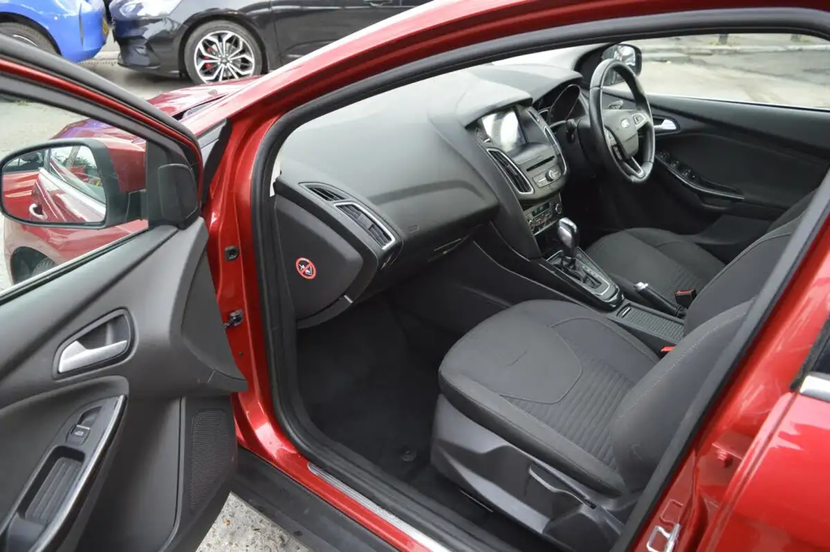 2017-ford-focus-15t-titanium-hatchback-auto-big-10