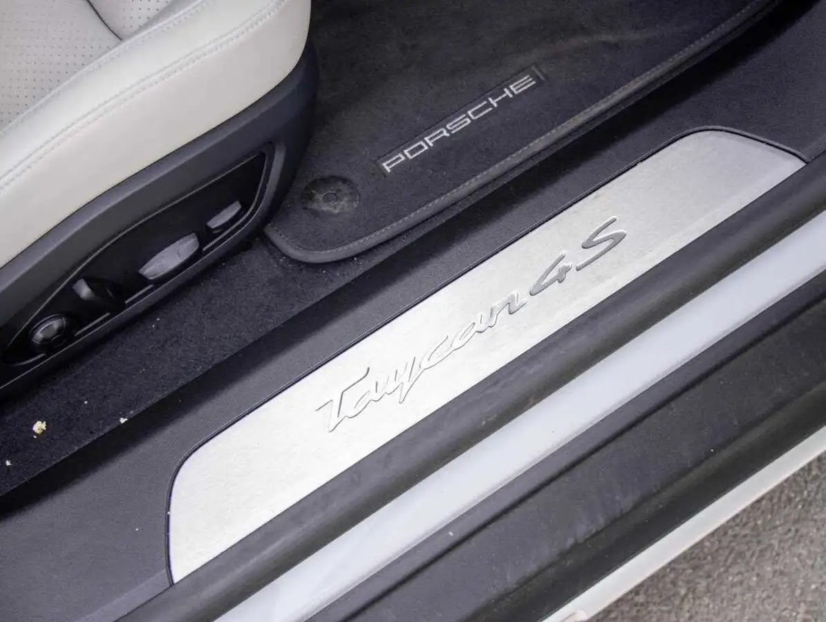 2023-porsche-taycan-e-4s-cross-turismo-big-14