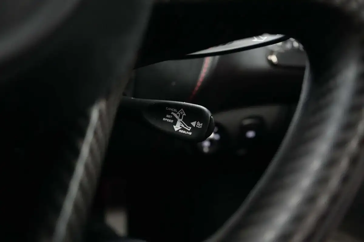 2019-mclaren-720s-40-luxury-big-40