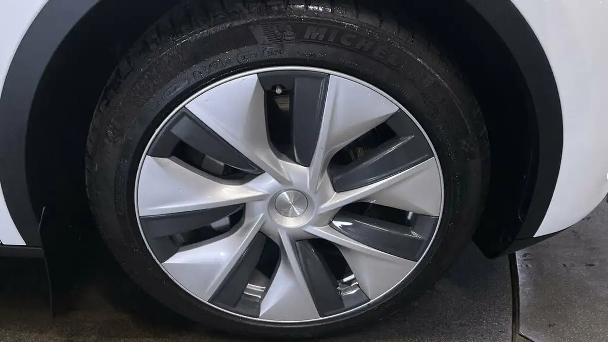 2022-tesla-model-y-e-long-range-big-11
