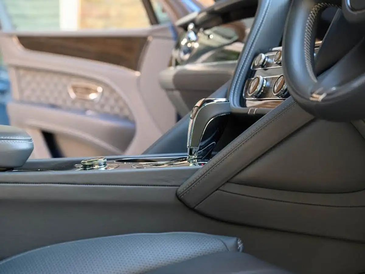 2021-bentley-bentayga-40-v8-big-36