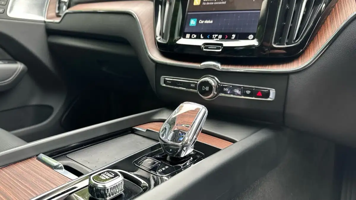 2024-volvo-xc60-20-b5-ultimate-big-24