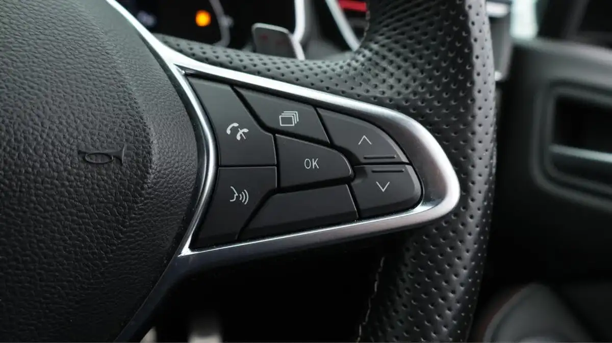 2020-renault-clio-13-tce-rs-line-big-25