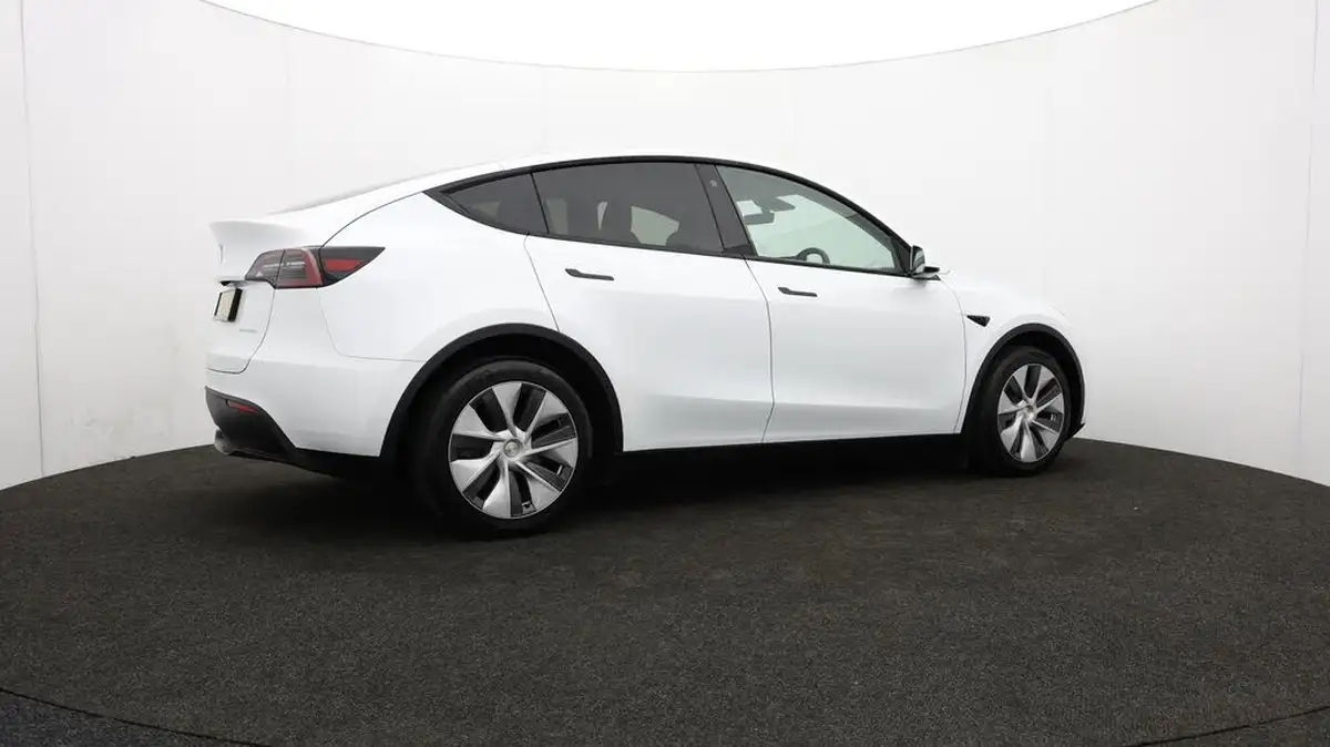 2024-tesla-model-y-e-long-range-306bhp-awd-big-30