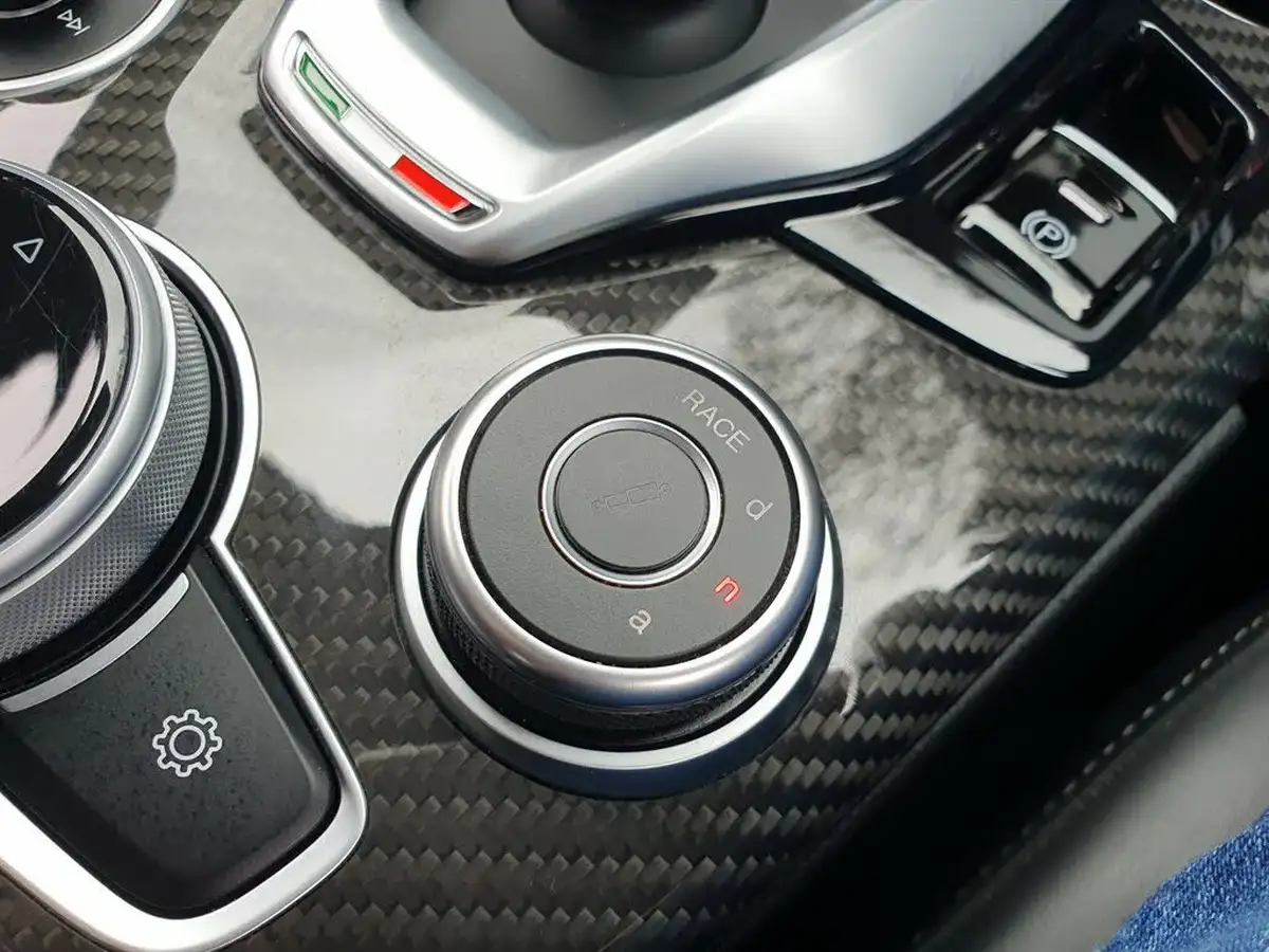 2021-alfa-romeo-giulia-29-biturbo-quadrifoglio-big-48