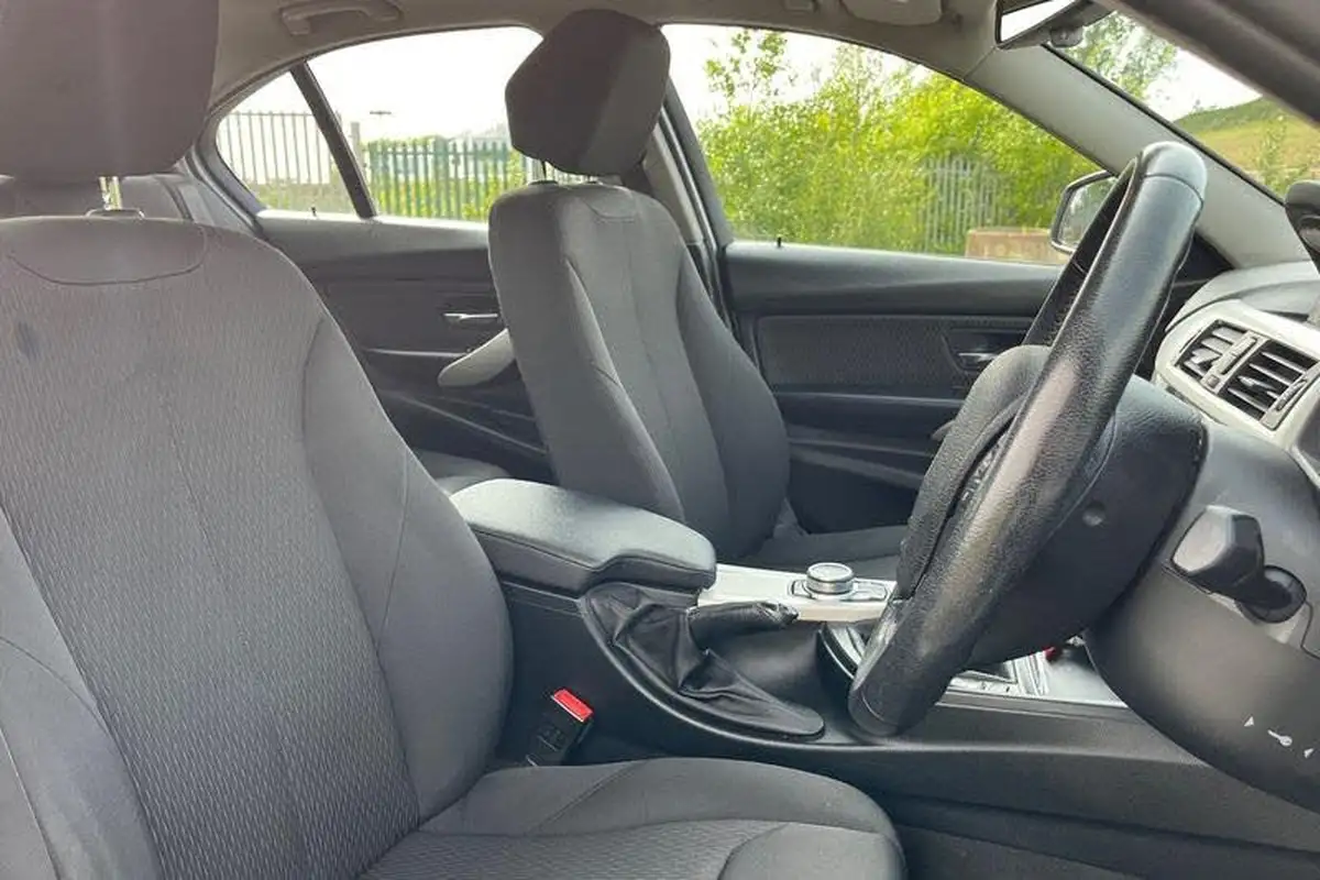 2018-bmw-3-series-15-318i-se-saloon-4d-big-16