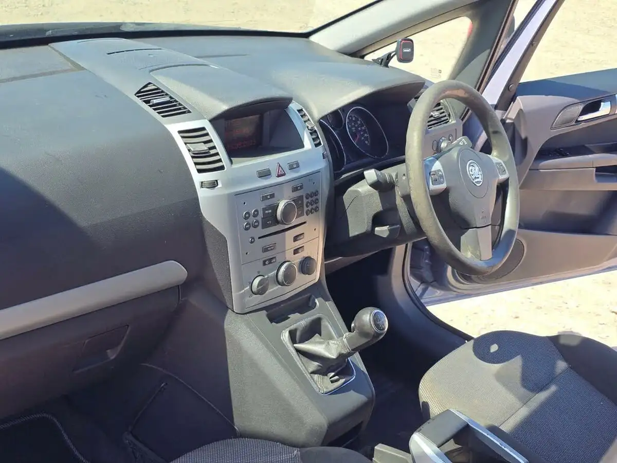 2010-vauxhall-zafira-16-exclusiv-115ps-big-15