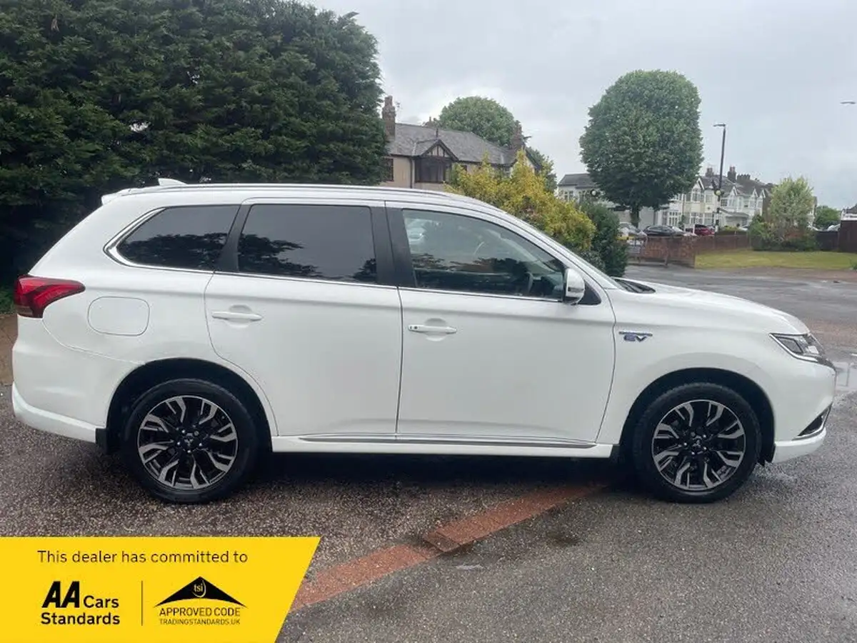 2015-mitsubishi-outlander-20-gx4h-phev-big-6