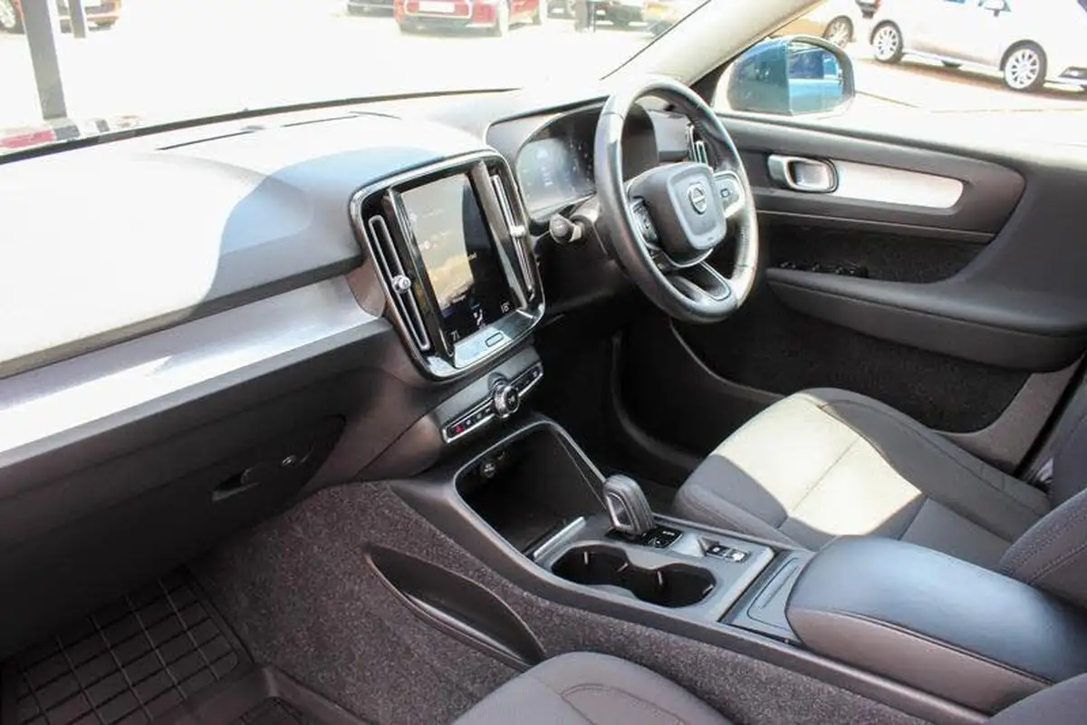 2020-volvo-xc40-15-t3-momentum-geartronic-big-18