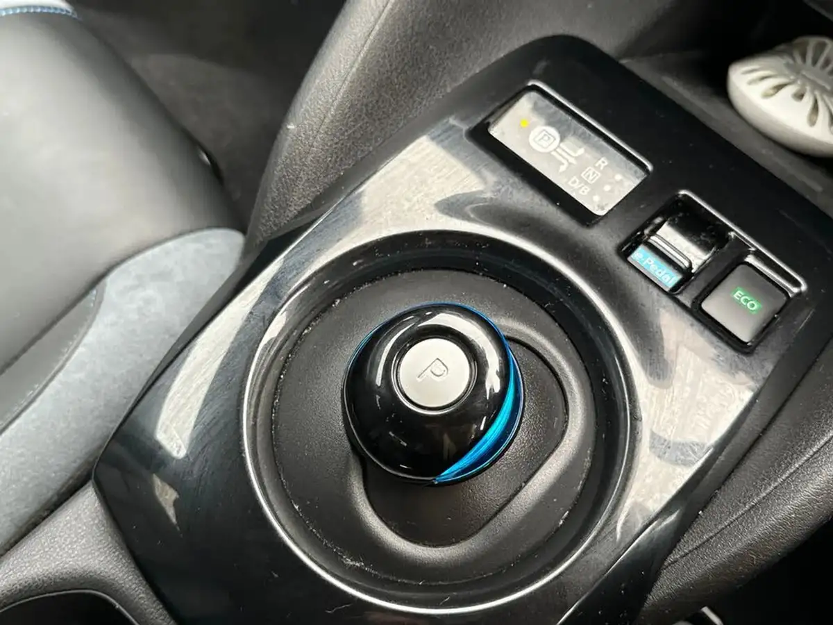 2024-nissan-leaf-e-tekna-39kwh-big-30