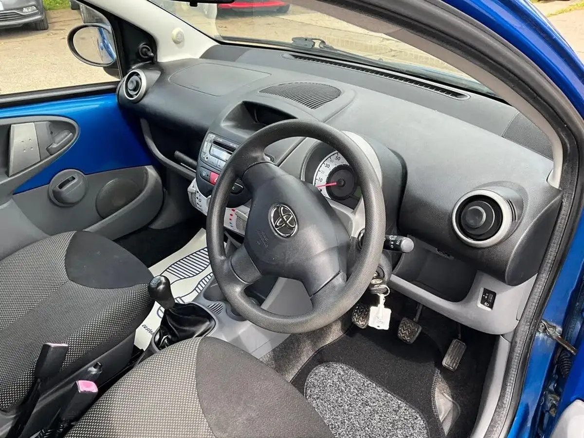 2010-toyota-aygo-10-aygo-blue-vvt-i-5d-big-30