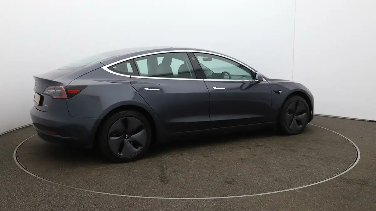 2020-tesla-model-3-e-long-range-big-44