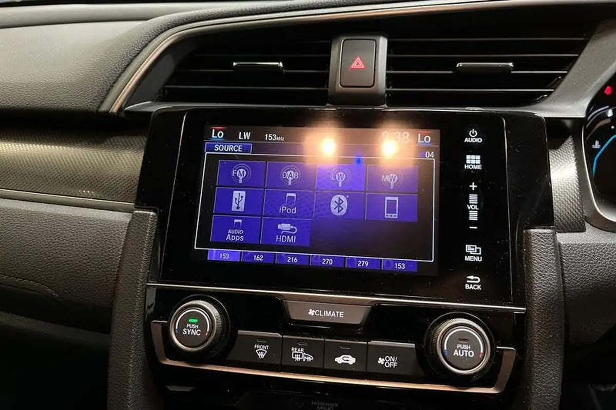 2019-honda-civic-10-vtec-turbo-sr-hatchback-5d-big-31