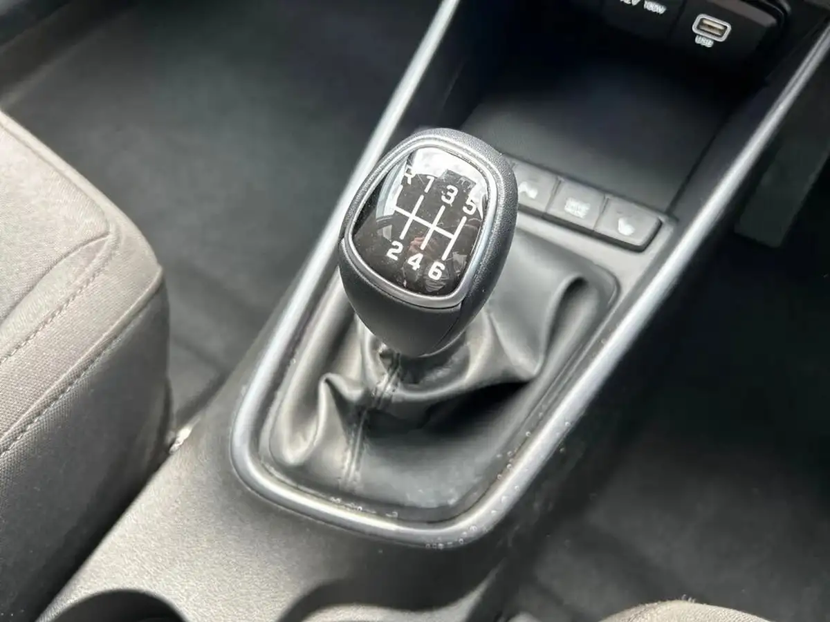 2024-hyundai-bayon-10-t-gdi-premium-100ps-two-tone-roof-big-11