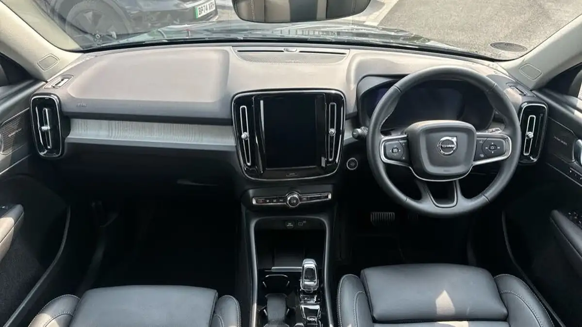 2024-volvo-xc40-20-b4-ultra-bright-big-4