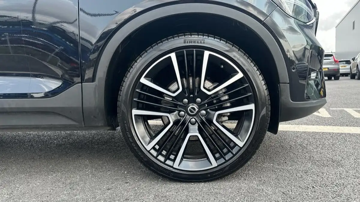 2024-volvo-xc40-20-b4-ultra-bright-big-8