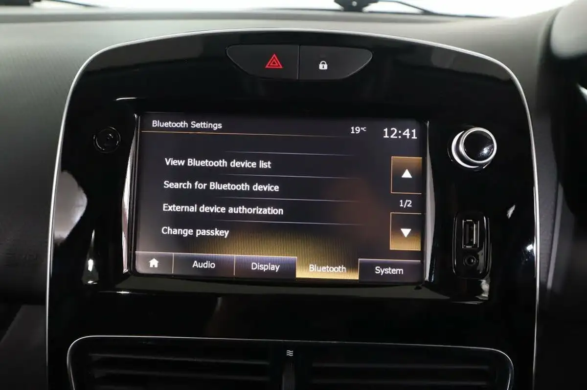 2017-renault-clio-09-tce-dynamique-s-nav-big-36