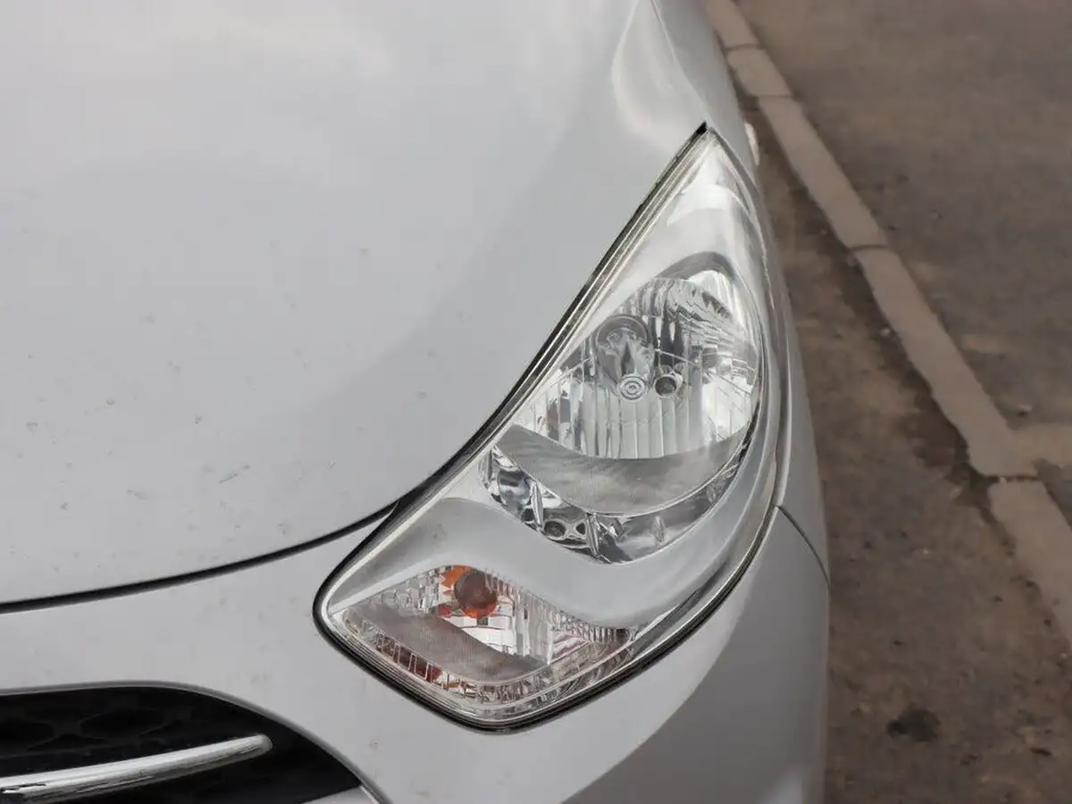 2012-hyundai-i10-12-style-85bhp-big-13