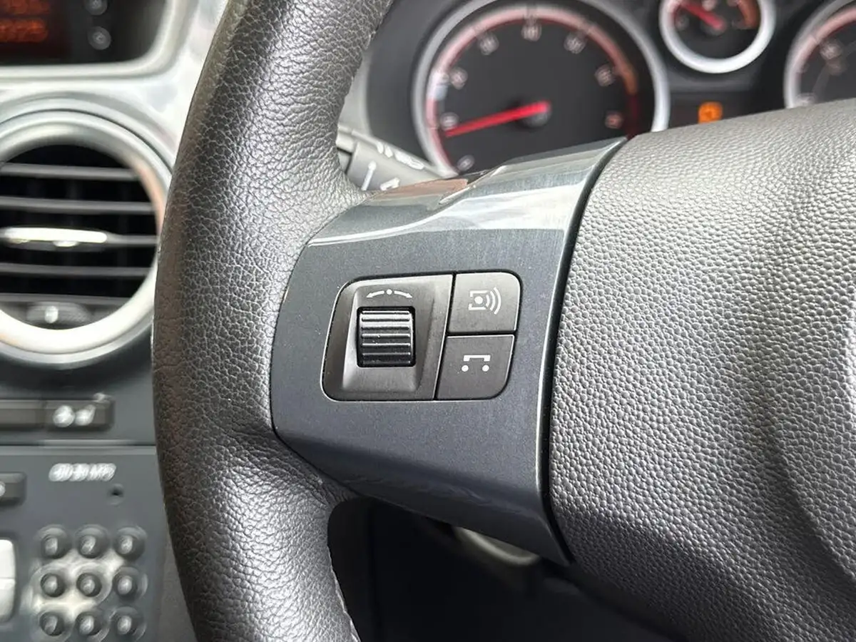 2012-vauxhall-corsa-14-se-3d-auto-big-21