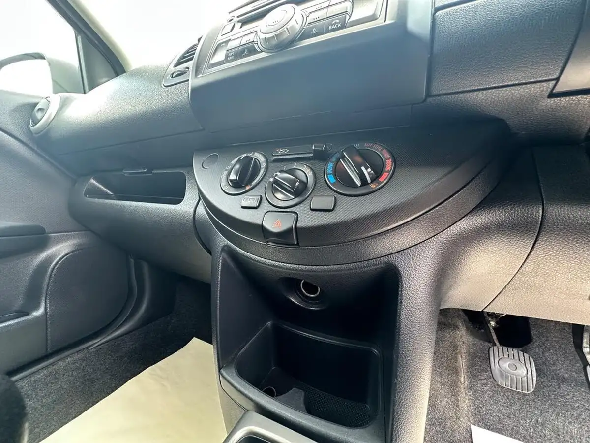 2011-nissan-note-14-visia-big-16
