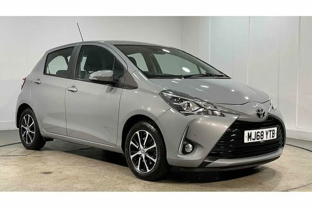2018-toyota-yaris-15-vvt-i-icon-tech-111bhp-1496cc-cvt-big-9