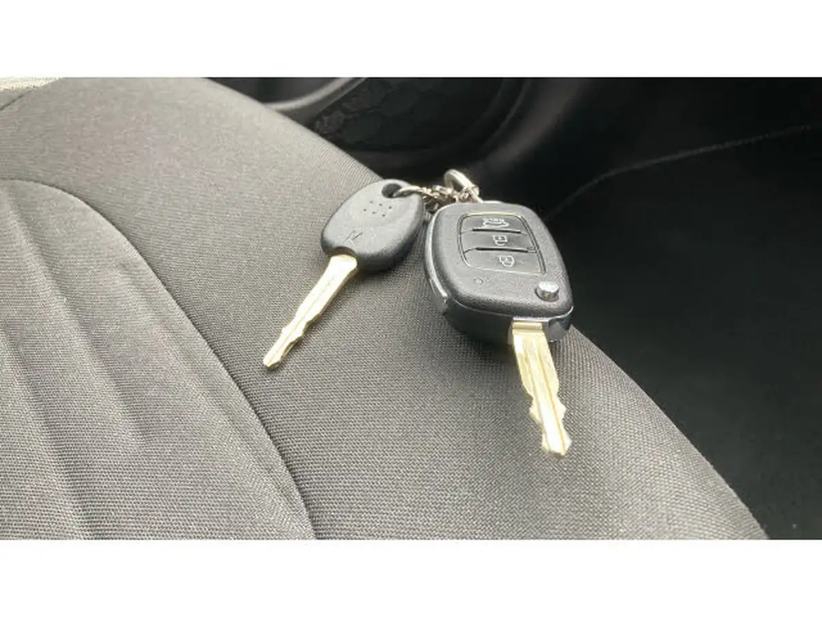 2021-hyundai-i10-12-se-connect-big-18