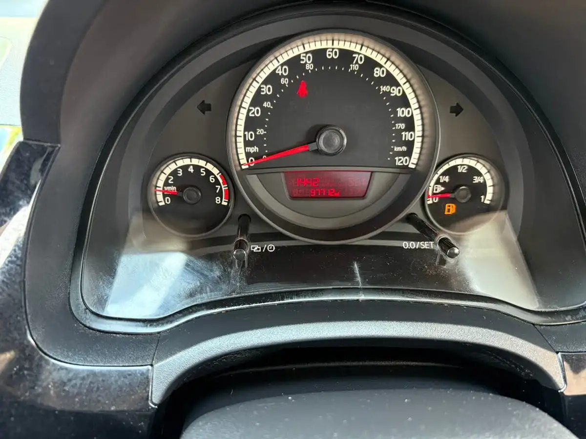 2013-volkswagen-up-10-move-up-59bhp-3d-big-15
