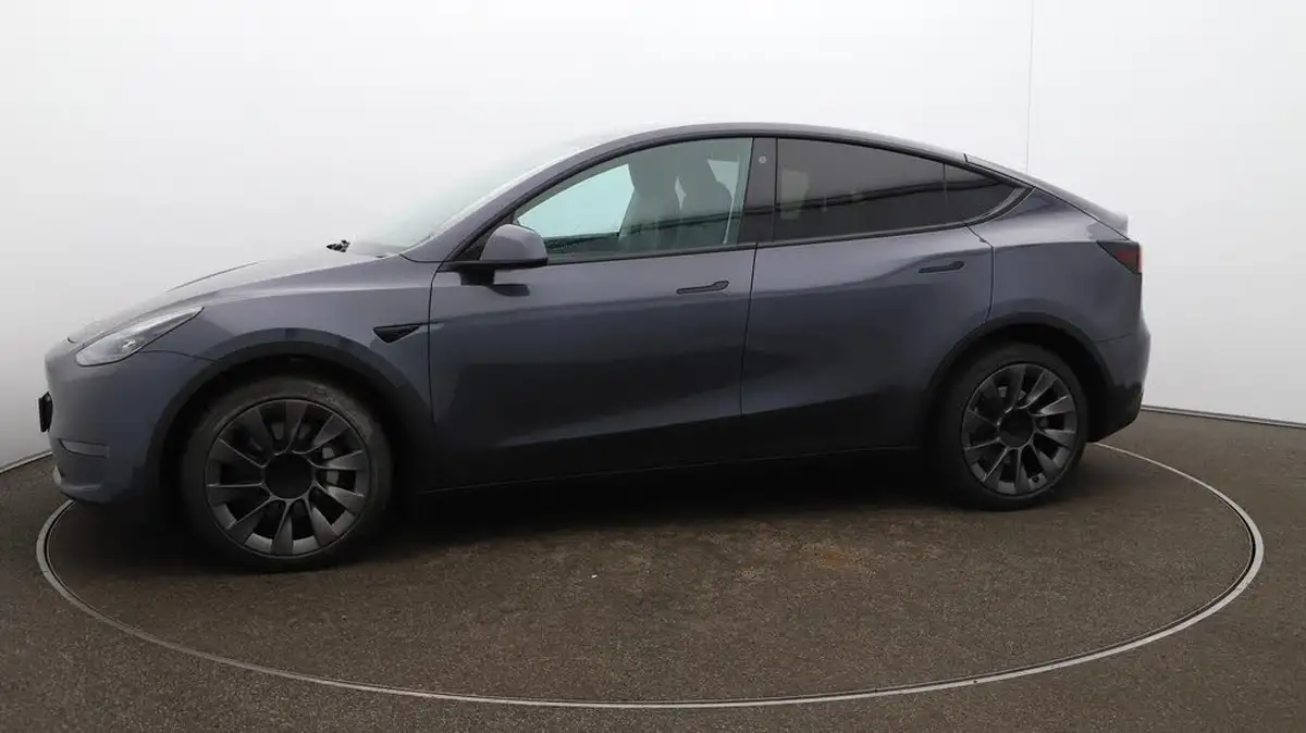 2022-tesla-model-y-e-long-range-big-68
